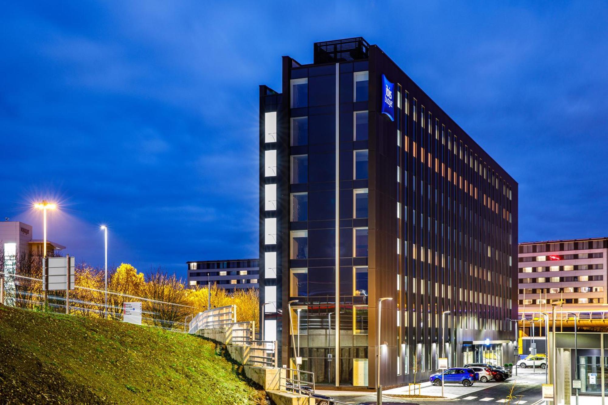 Ibis Budget Manchester Airport T2 เฮล ภายนอก รูปภาพ
