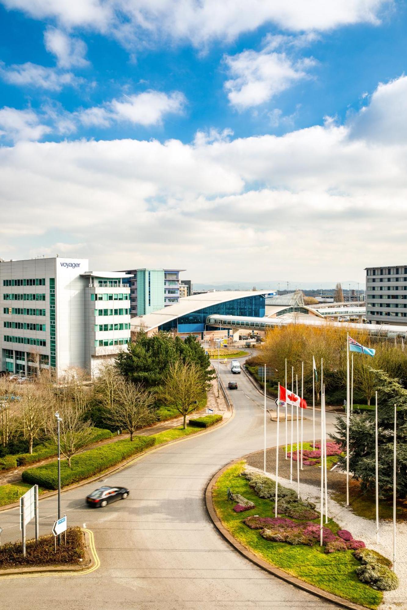 Ibis Budget Manchester Airport T2 เฮล ภายนอก รูปภาพ