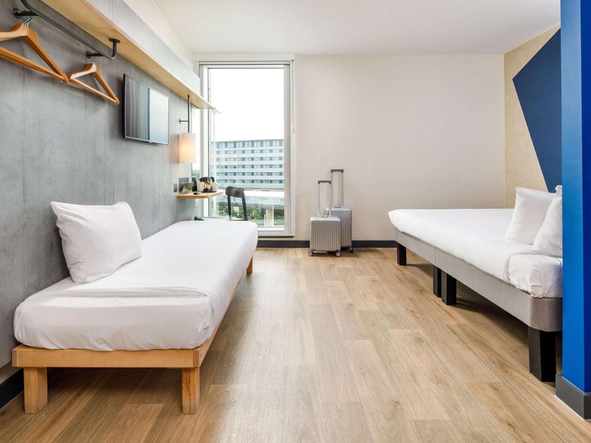 Ibis Budget Manchester Airport T2 เฮล ภายนอก รูปภาพ