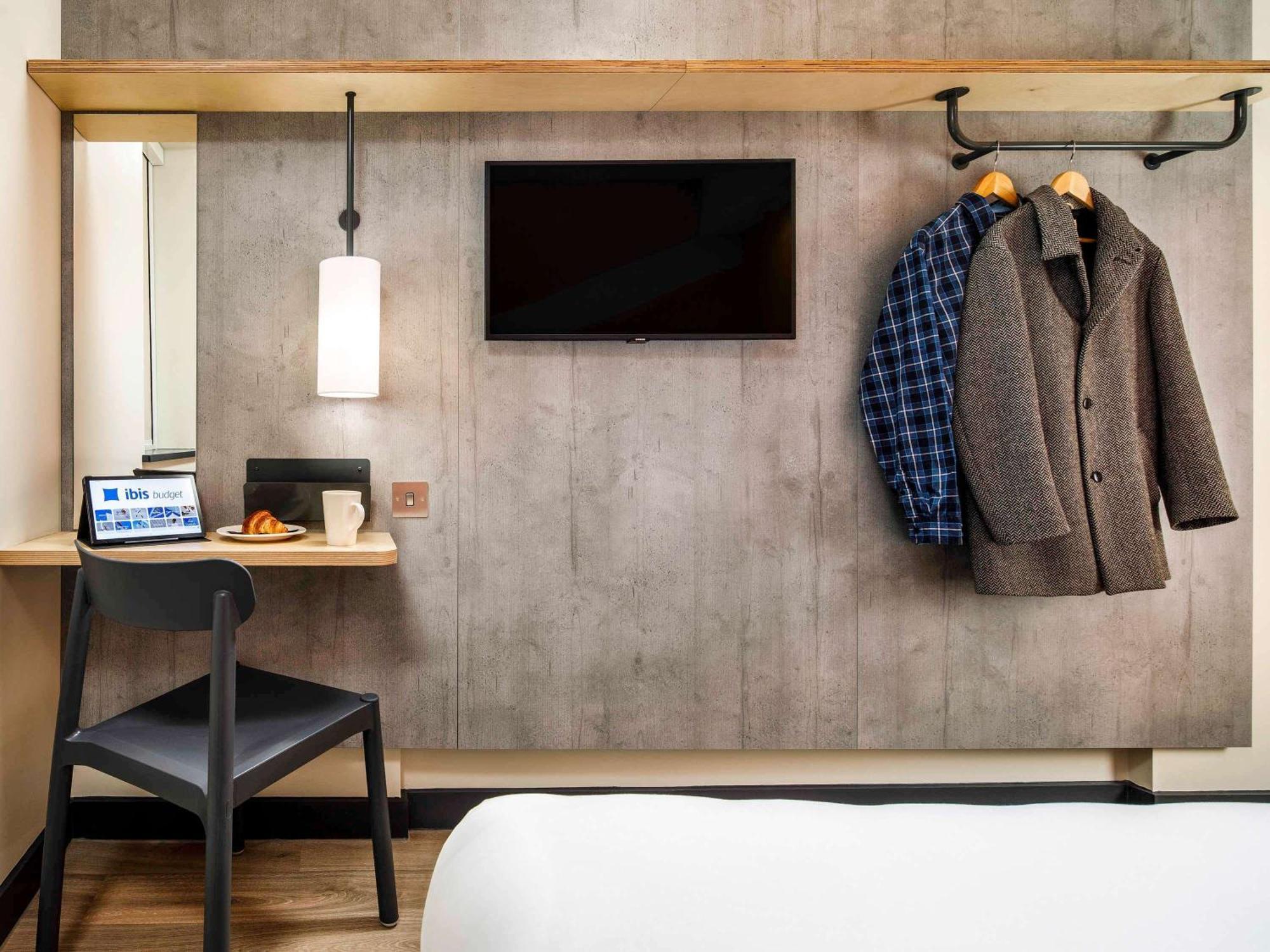Ibis Budget Manchester Airport T2 เฮล ภายนอก รูปภาพ